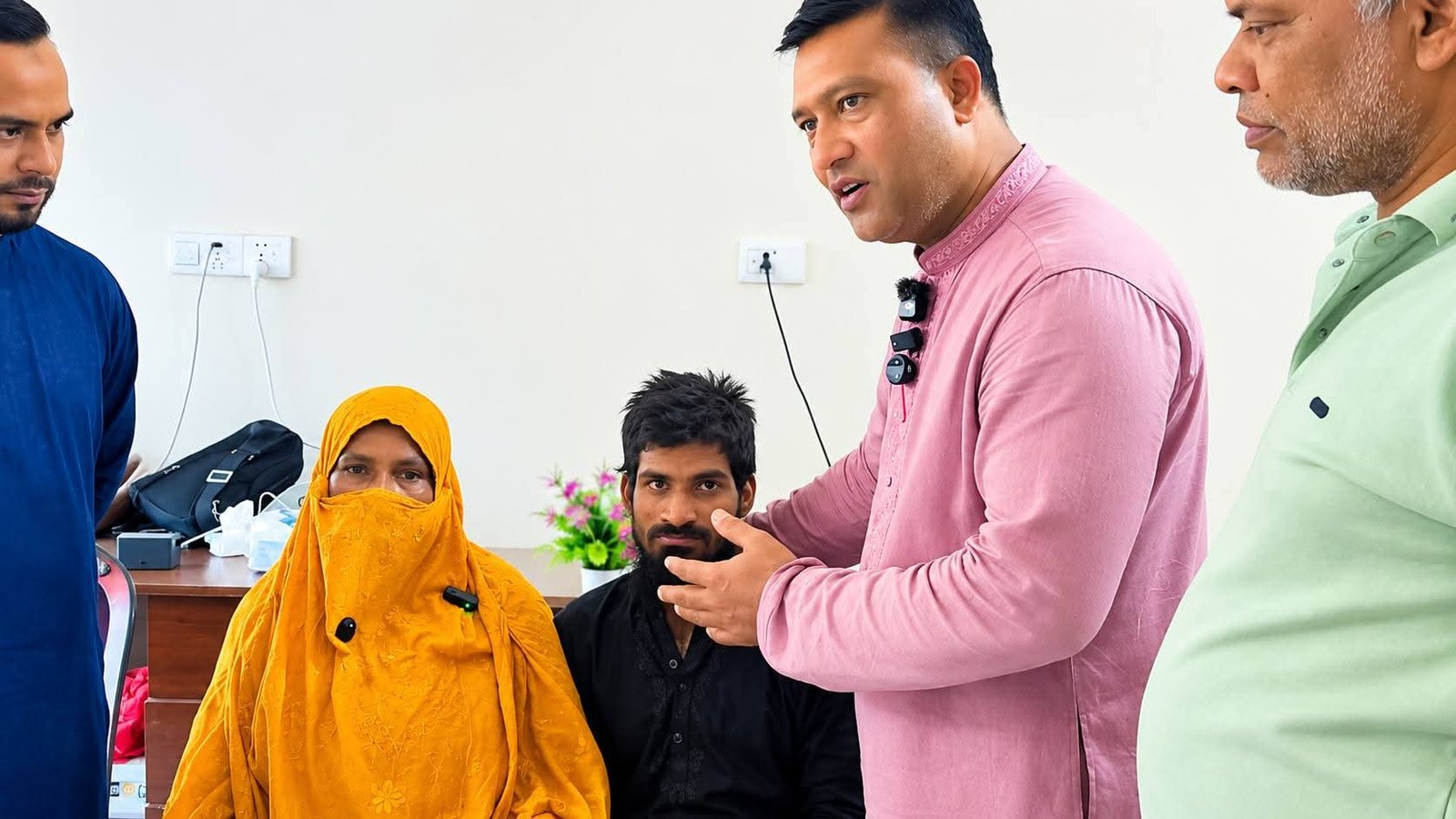 টাঙ্গাইলে বিনামূল্যে চিকিৎসা দিচ্ছেন ভাইরাল কবিরাজ জয়নাল আবদীন, দাবি স্থানীয়দের