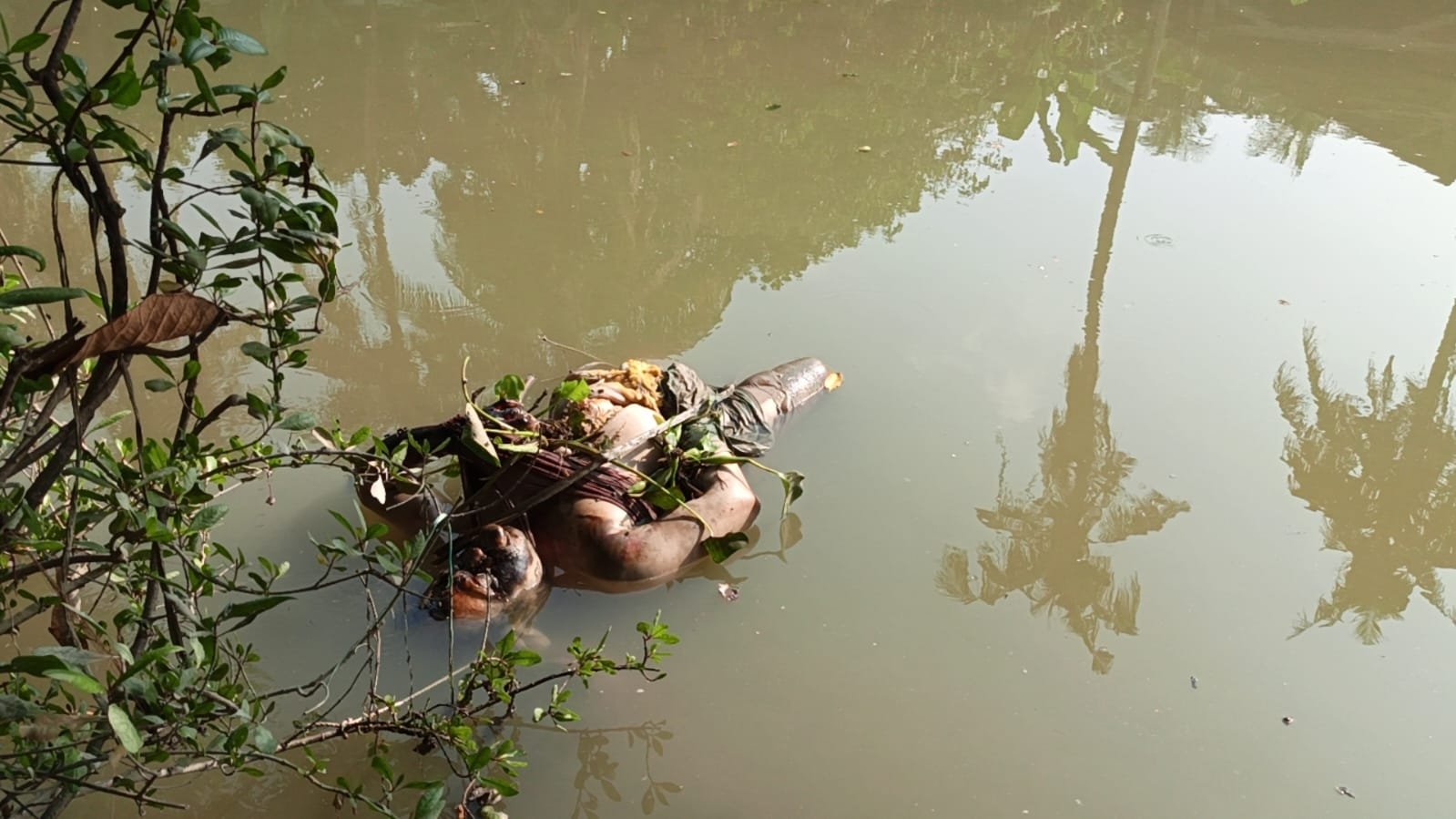 বাউফলে খালে ভাসমান অবস্থায় হাত বাঁধা মরদেহ উদ্ধার করল পুলিশ