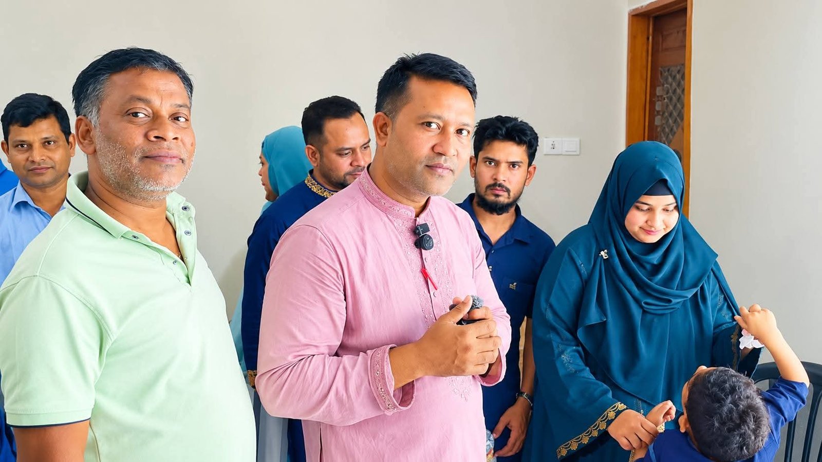 টাঙ্গাইলে বিনামূল্যে চিকিৎসা দিচ্ছেন ভাইরাল কবিরাজ জয়নাল আবদীন, দাবি স্থানীয়দের